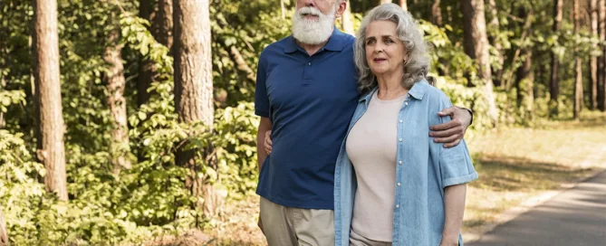 senior couple walking and enjoying the benefits of independent living in Natomas Sacramento California